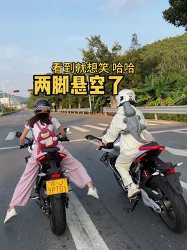 摩托车晚上抓兔子视频,摩托车手巧抓兔子惊险瞬间
